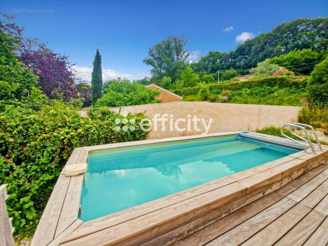 Maison à SAINT-HILAIRE-DE-LUSIGNAN