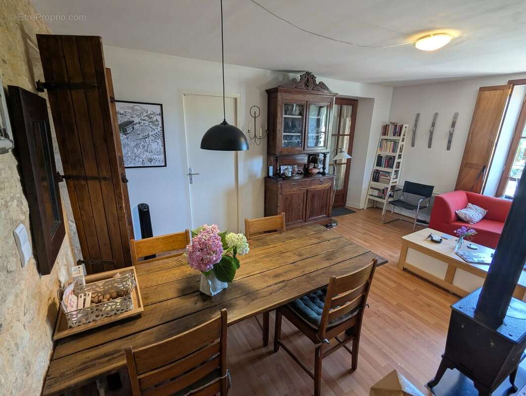Maison de village en pierre avec 3 chambres, garage double, cave et terrasses - photo 2