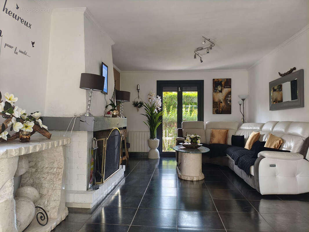 Mandres-les-Roses - Maison familiale de 200 m² avec piscine, jacuzzi, véranda climatisée et jardin paysagé - photo 6