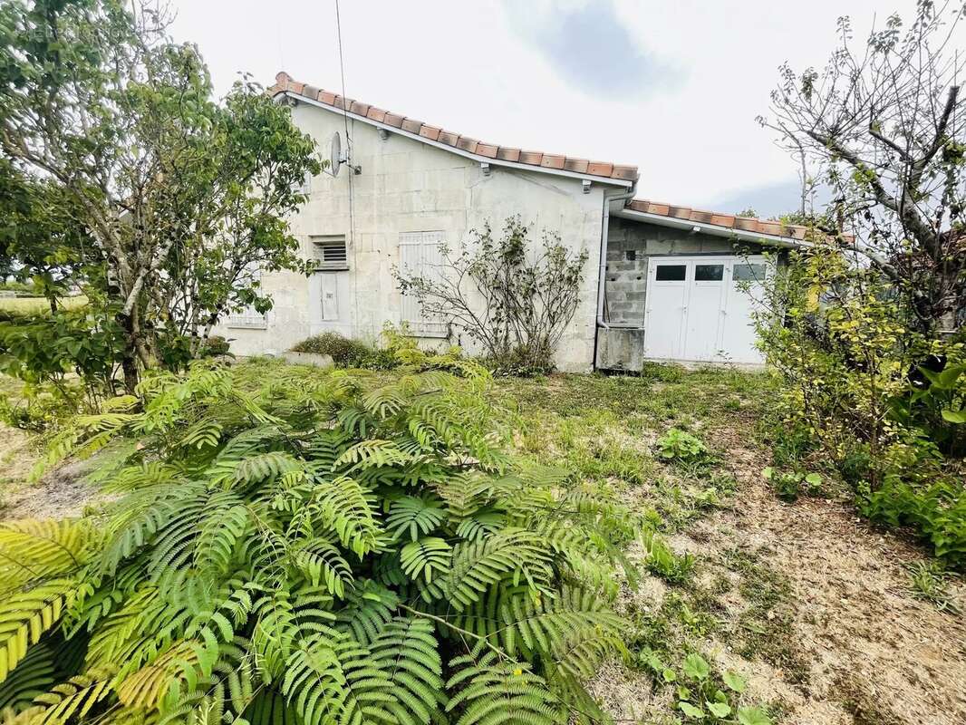 Maison à BARBEZIEUX-SAINT-HILAIRE