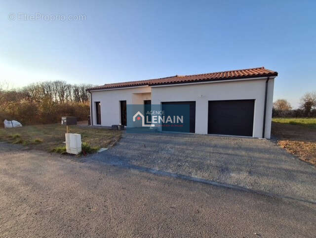 Maison à SAINT-GEORGES-DES-GARDES