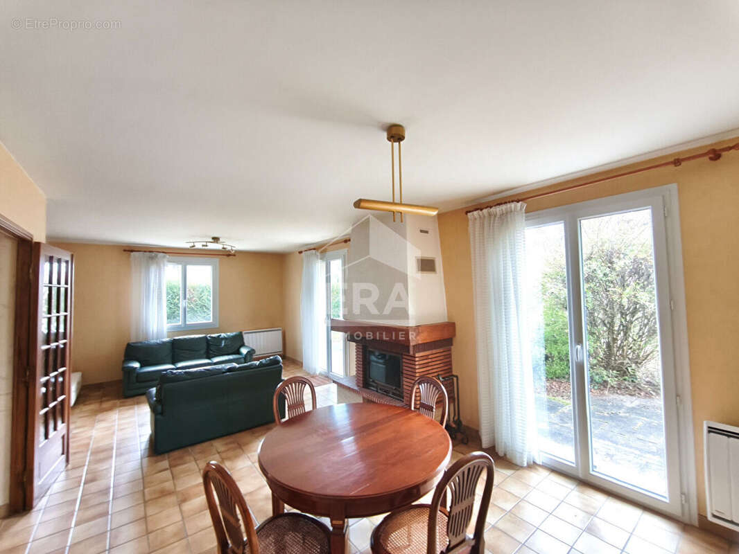 Maison à SAINT-DENIS-LES-BOURG