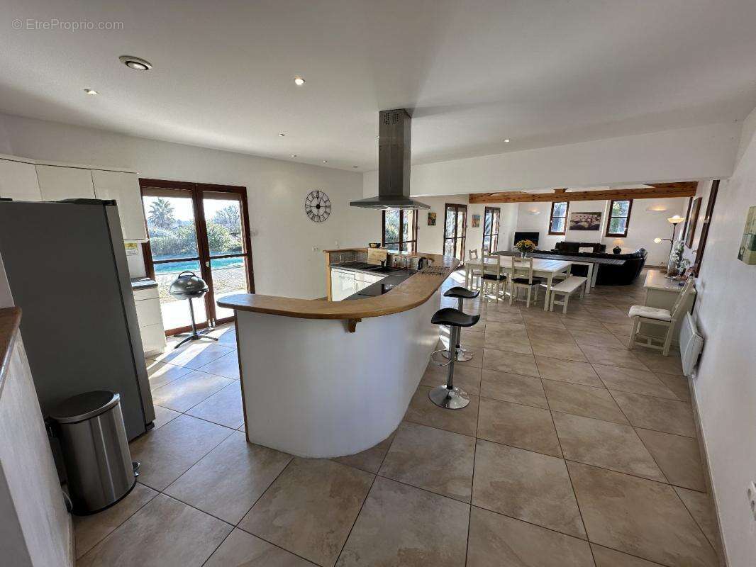 Maison à MONTOULIERS