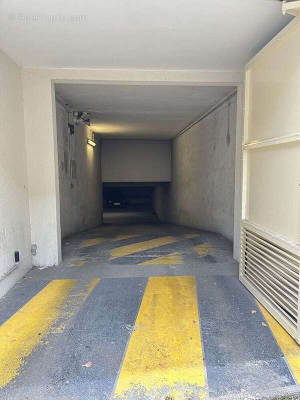 Parking à PARIS-20E