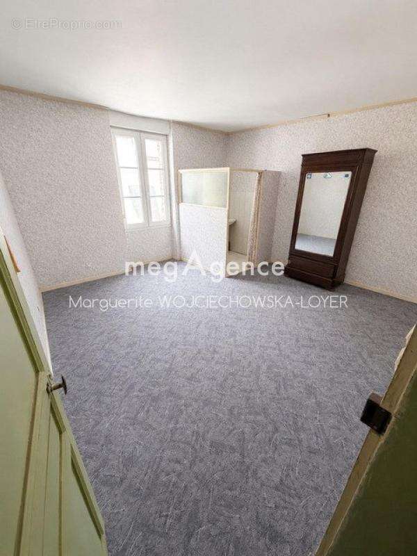 Maison de ville en pierre avec double garage - Fort potentiel - photo 8
