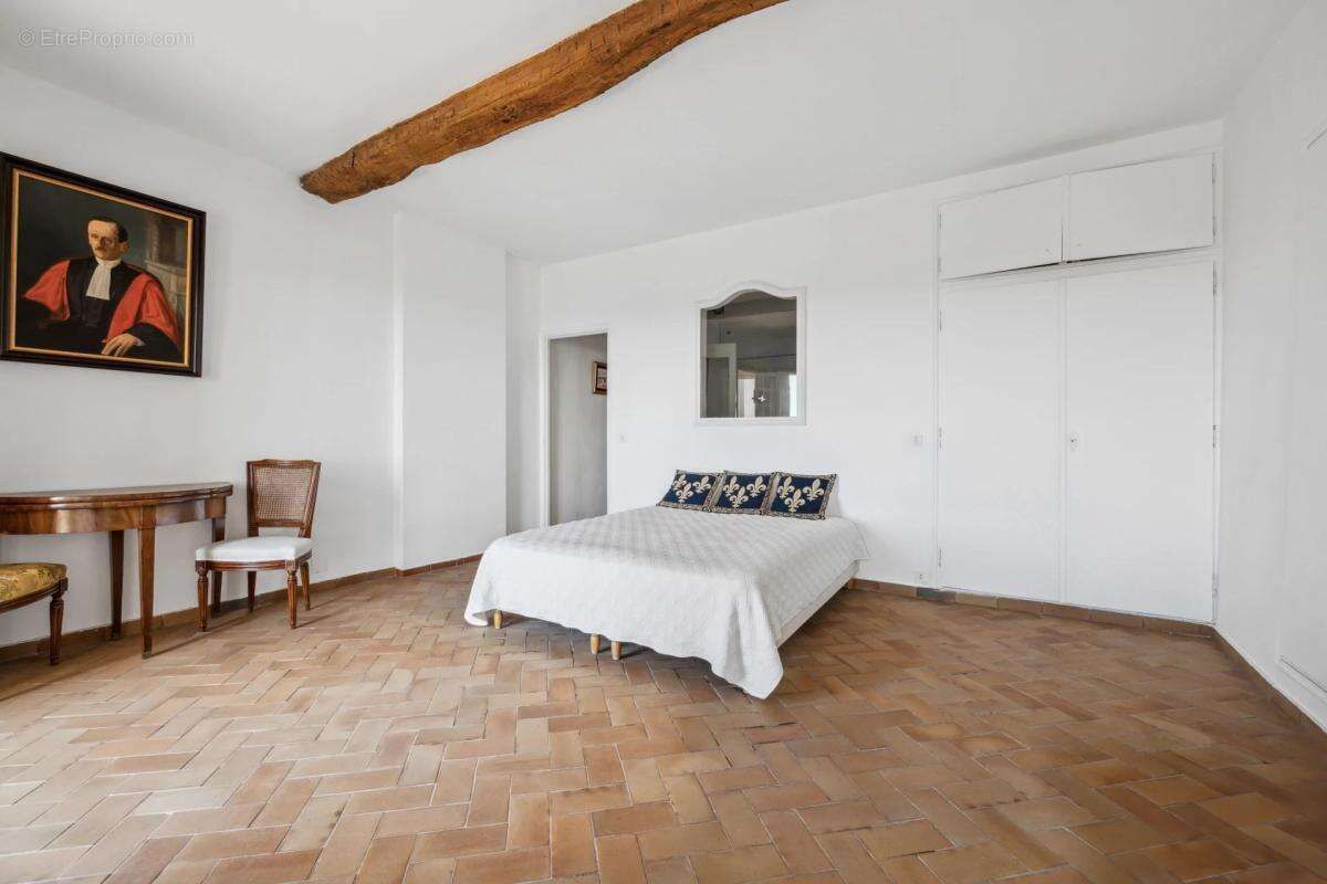 Maison à CHATEAUNEUF-GRASSE