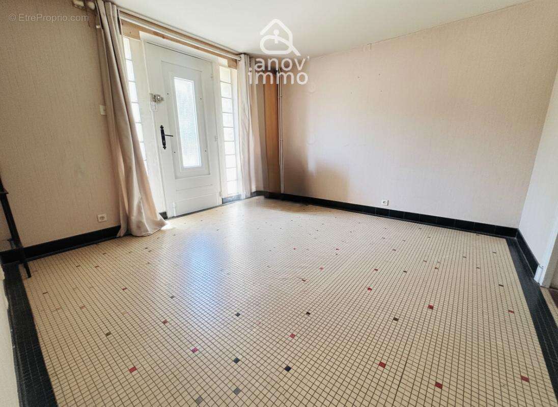 Maison à rénover   angouleme   4 chambres   garage   fort po - photo 2