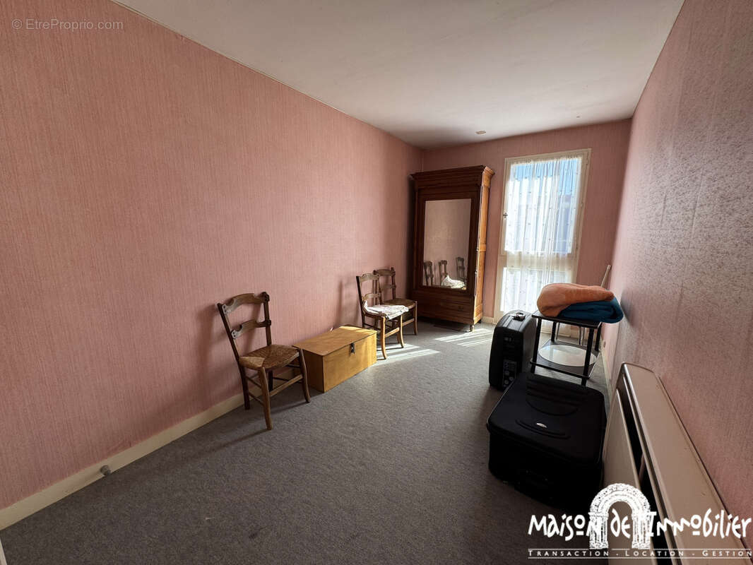 A vendre à COGNAC - Maison atypique de 4 pièces avec deux garages et jardin. - photo 8