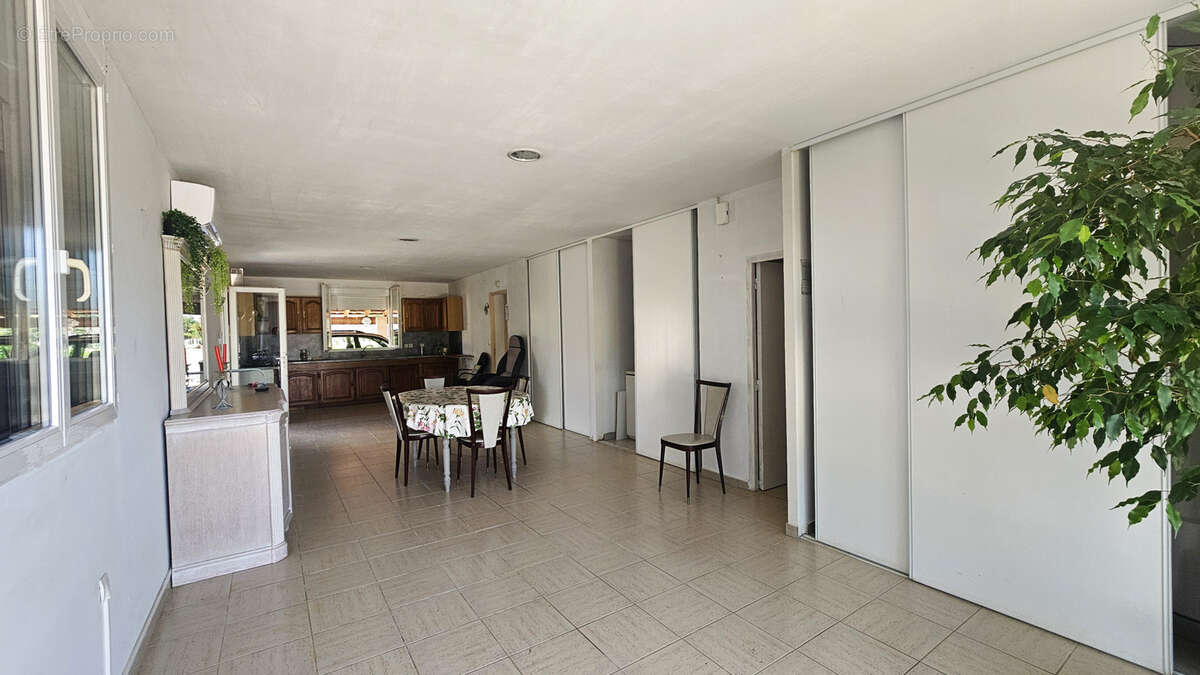 Grande maison familiale avec deux logements et terrain piscinable - photo 3