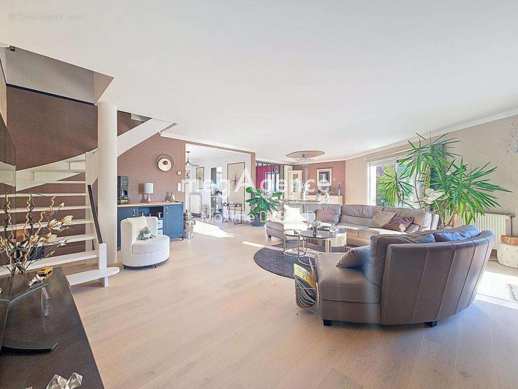 Maison familiale avec vaste pièce de vie et suite parentale de plain-pied à Cholet - photo 6