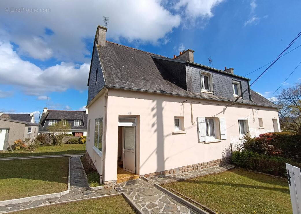 Maison à CHATEAUNEUF-DU-FAOU