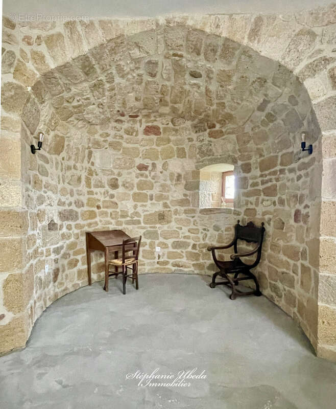 Splendide batisse du 16eme dans les remparts du vieux village - photo 3