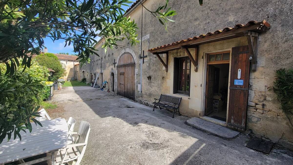 Maison à COURCOME