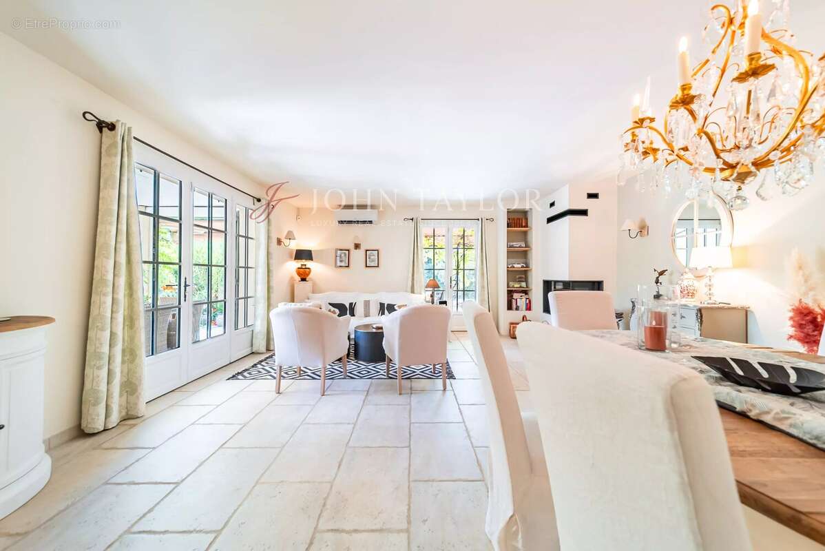 À vendre – Villa de plain-pied avec dépendances et piscine – Mouriès, à proximité de Maussane-les-Alpilles - photo 5