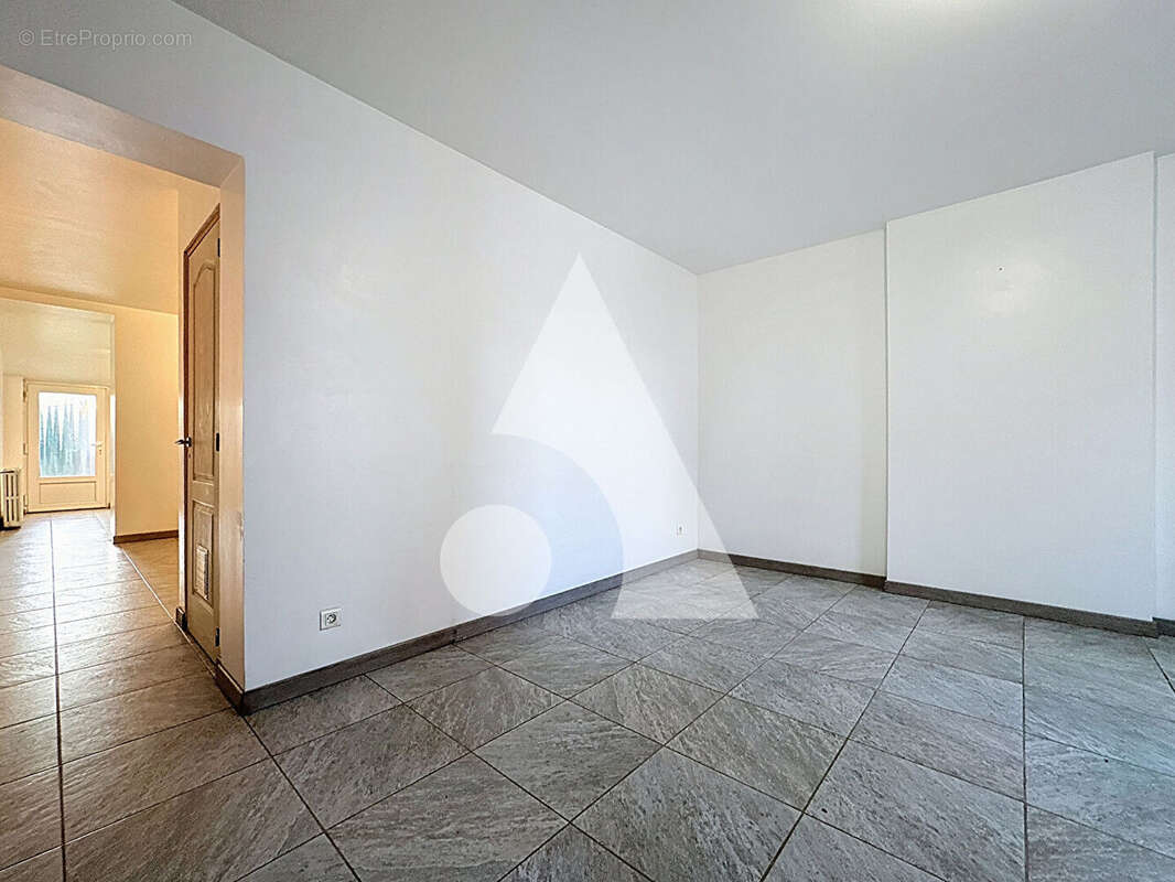 Maison à QUIEVRECHAIN