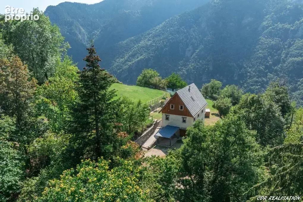Propriété d'exception! Très beau chalet 4 pièces sur plus d'un hectare de terrain attenant. - photo 2