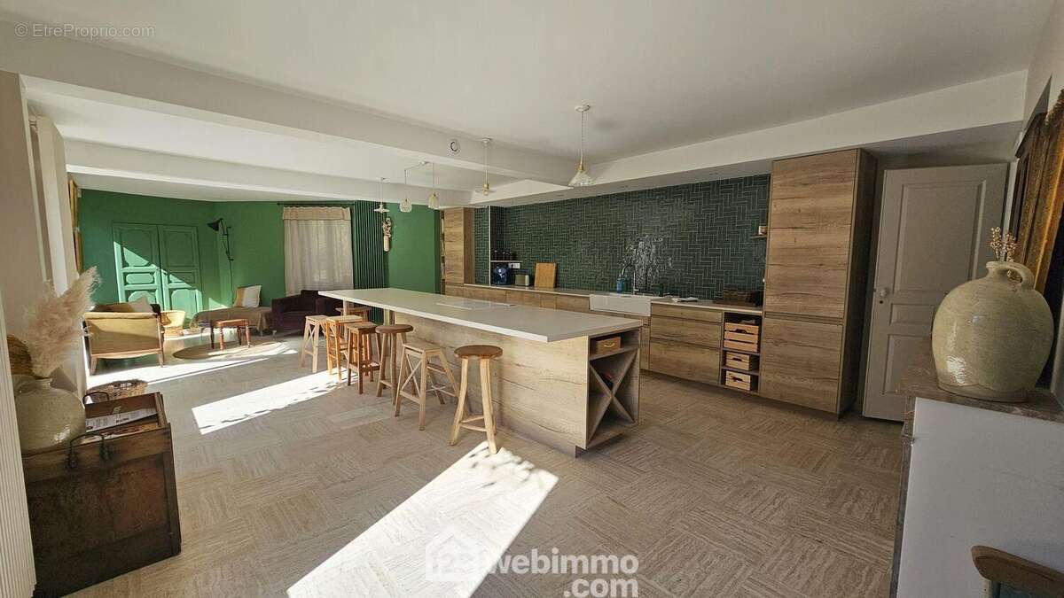 Voici la cuisine avec un espace salle à manger et salon d'une surface de 53 m². - Maison à MILLY-LA-FORET