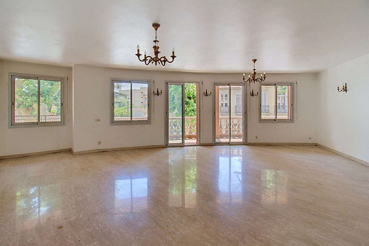 A VENDRE DRAGUIGNAN Appartement 2 chambres 127 m² avec garage et ascenseur - photo 3