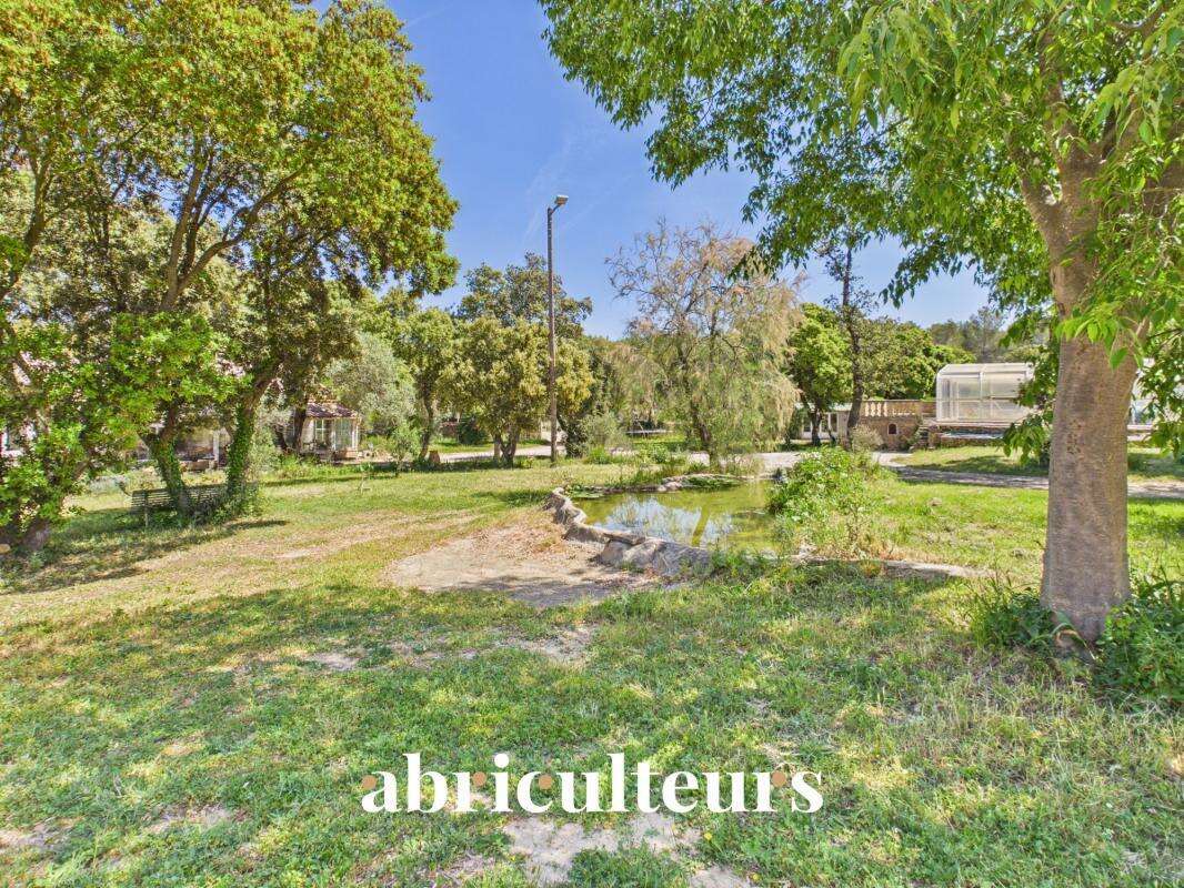 Maison en pierre de 254 m² en vente à Grans (13250) - photo 5