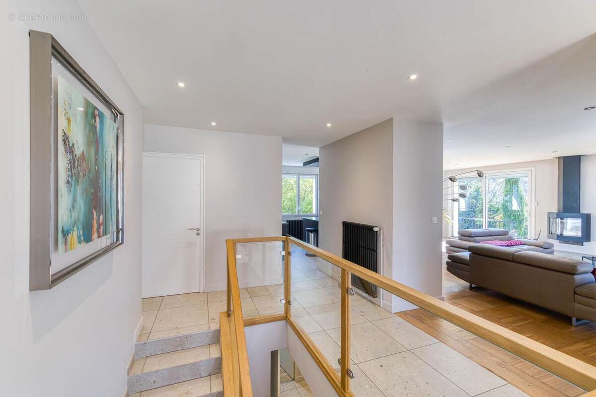 Maison 185 m² à Saint-Denis-Les-Bourg  - photo 2