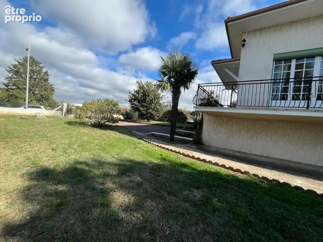 Maison familiale de 110 m2 sur un terrain de plus de 2 000 m2   Corbas - photo 2