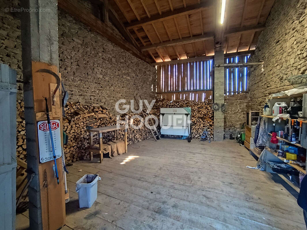 Maison à LA VALLA-SUR-ROCHEFORT