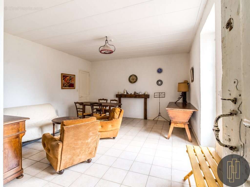 Maison à SAINT-ETIENNE-LA-VARENNE