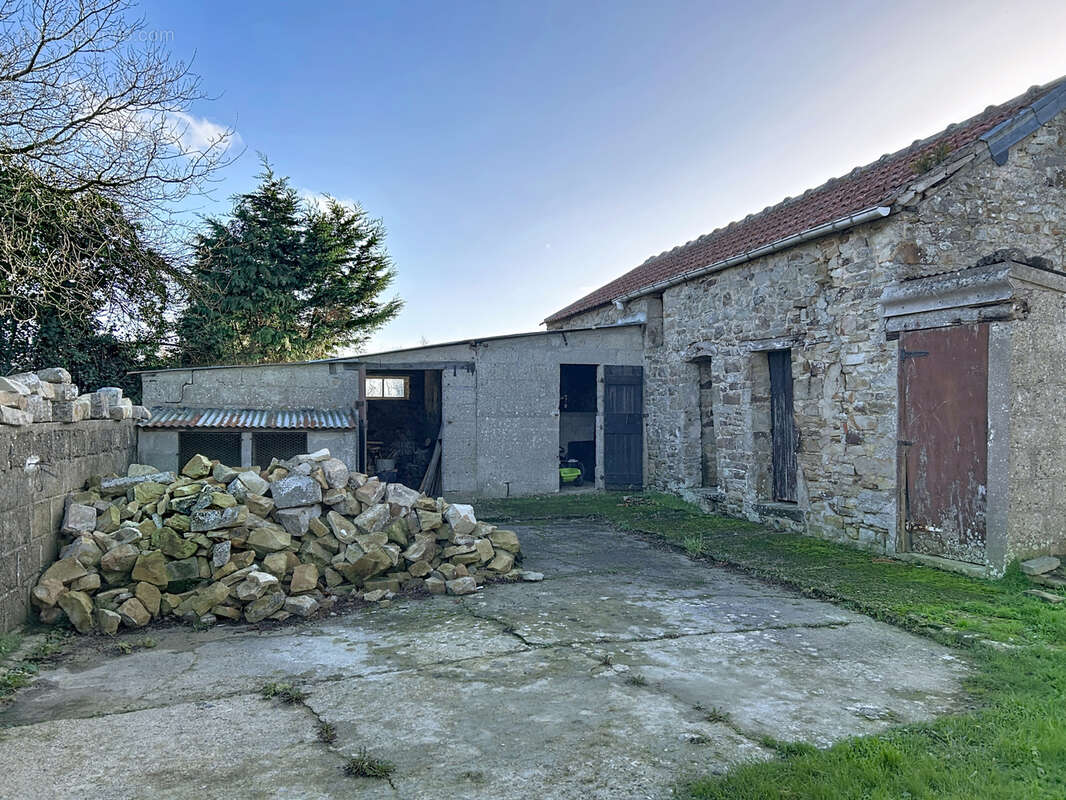 Maison à LES MOITIERS-D'ALLONNE