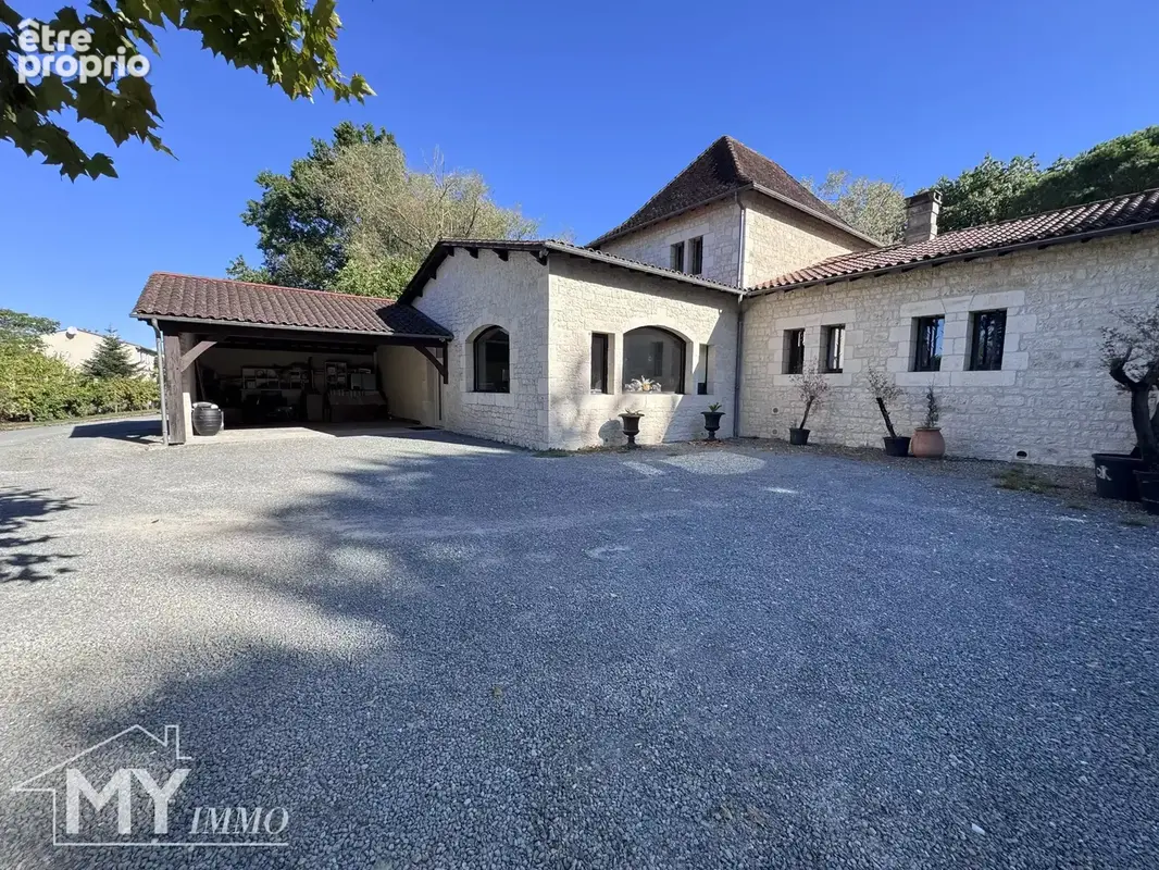 PINEUILH – Propriété d’exception de 350 m² avec piscine, au cœur d’un parc arboré de 5 500 m² et à deux pas des commodités - photo 35