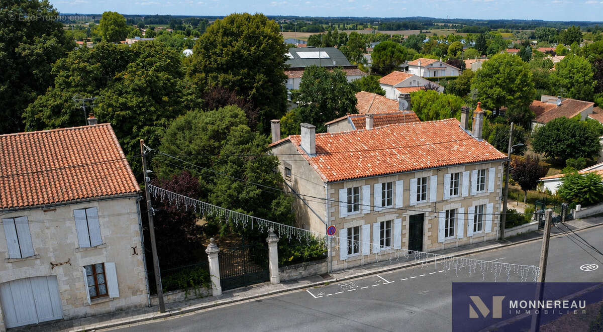 Maison bourgeoise avec parc et piscine en coeur de ville - photo 2