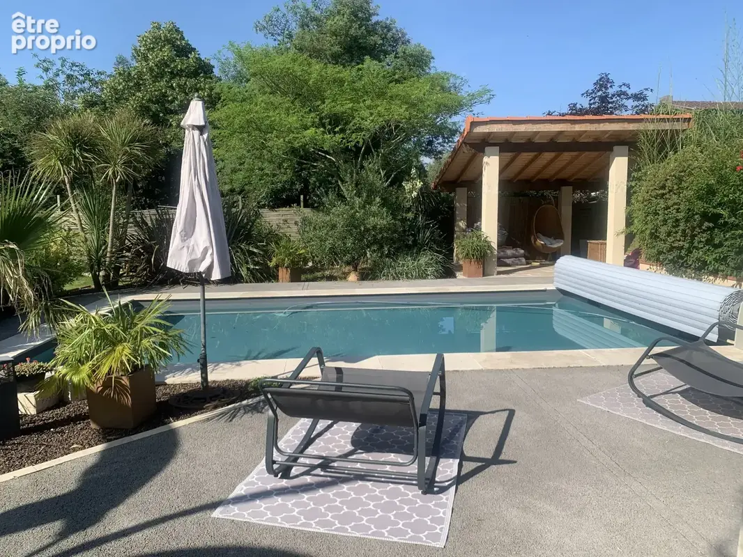 Maison de ville 7 pièces de 240 m2 avec jardin paysager, piscine et dépendances - photo 3