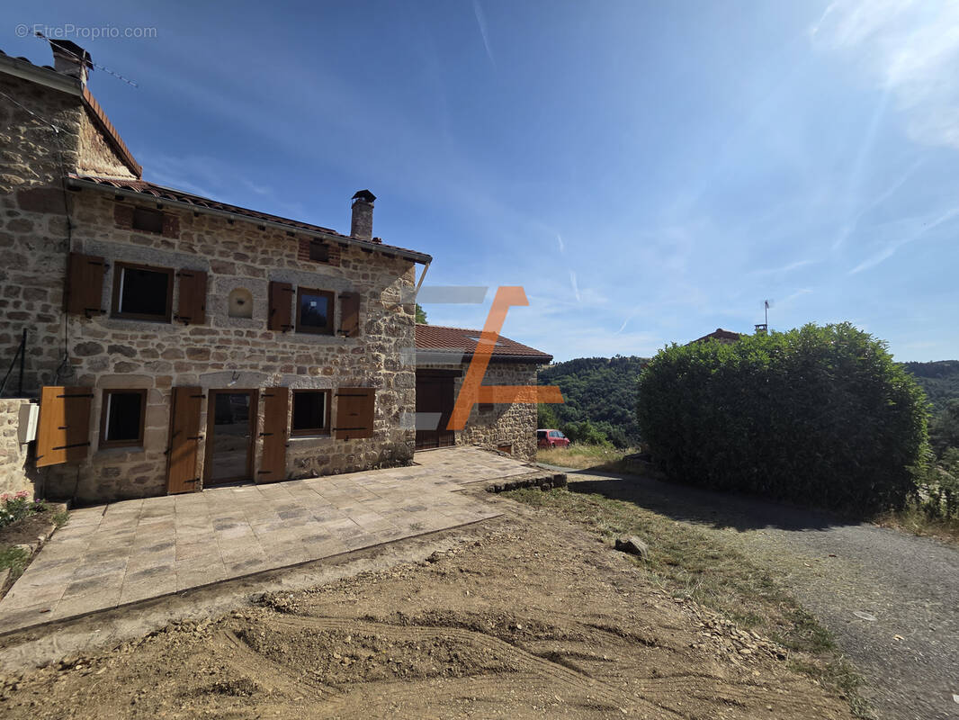 Maison à SAINT-HILAIRE-CUSSON-LA-VALMITTE