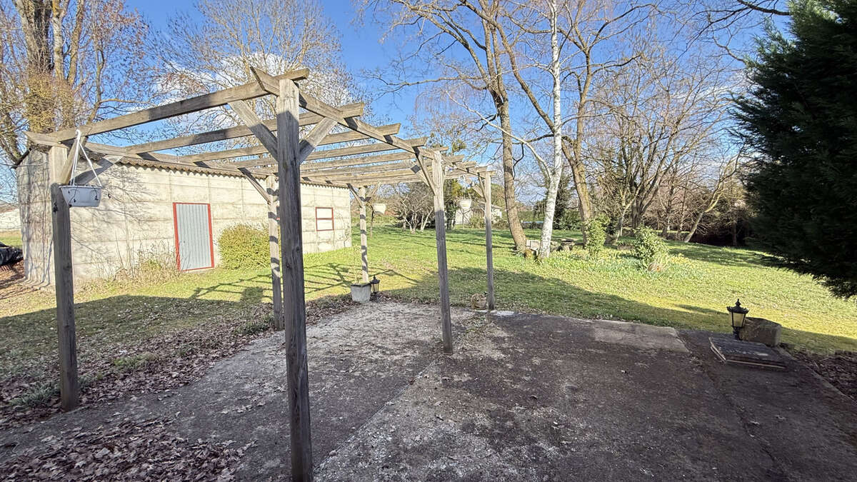 Maison de campagne familiale à rénover entièrement avec grand terrain et dépendances - photo 24