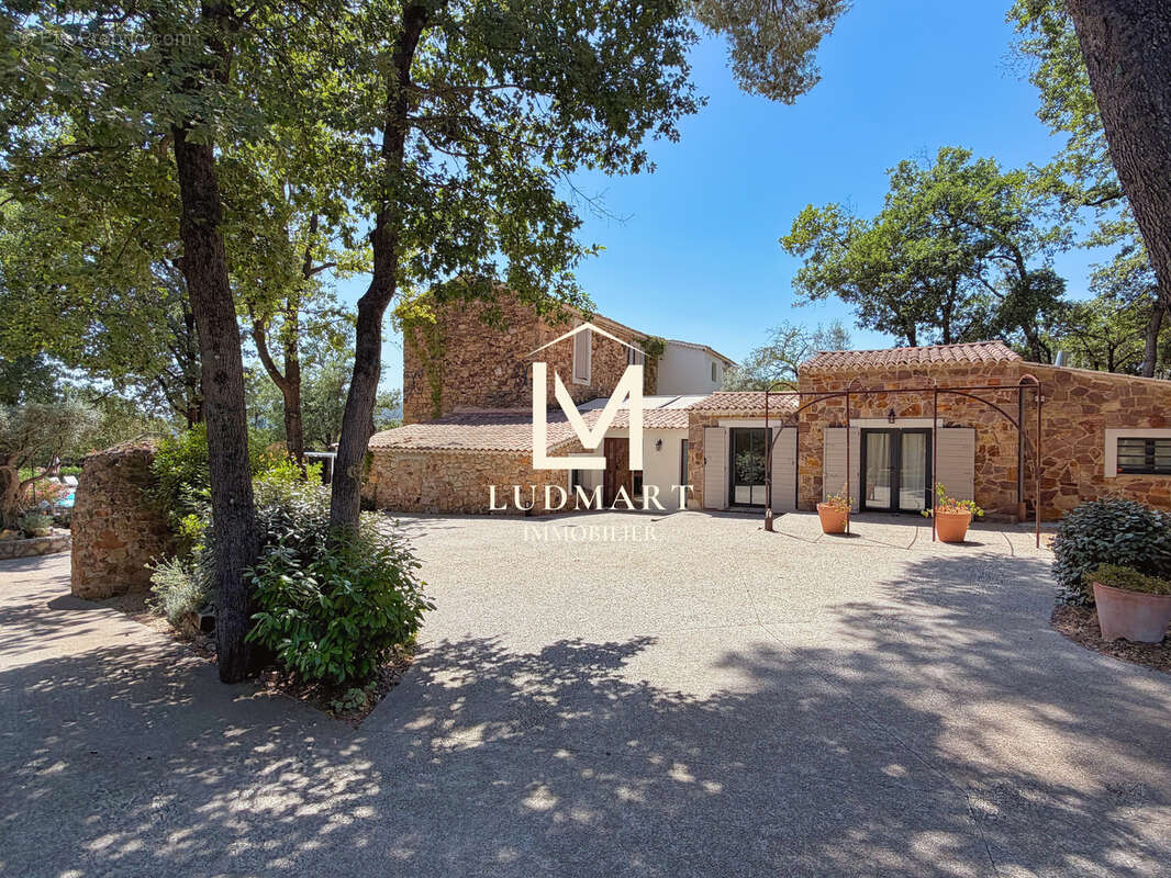 Propriété de caractère avec ancienne bergerie rénovée, piscine et 7,5 hectares en Provence - photo 10