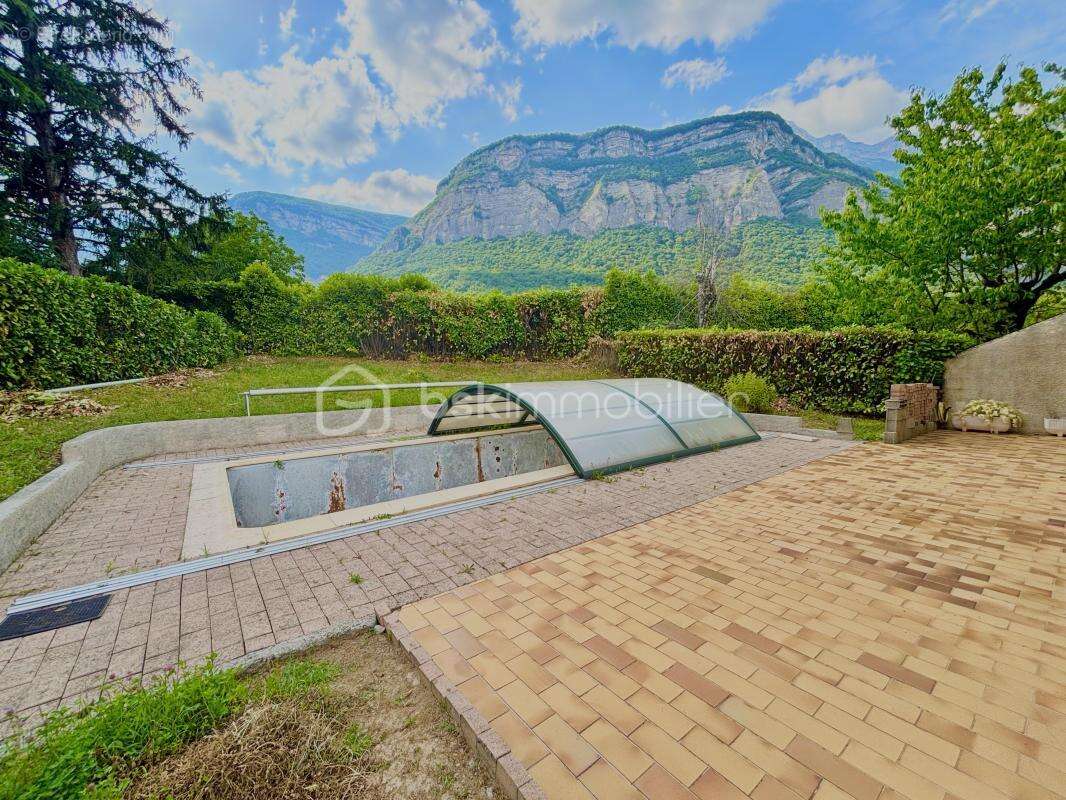 CROLLES Maison familiale de 110 m2 avec jardin, piscine et vue sur la dent de Crolles - photo 3