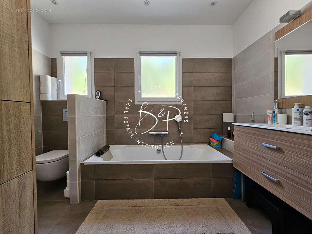 EXCLUSIVITE LORGUES Maison de plain-pied de 127 m² avec 4 chambres, piscine chauffée et jardin paysagé - photo 13