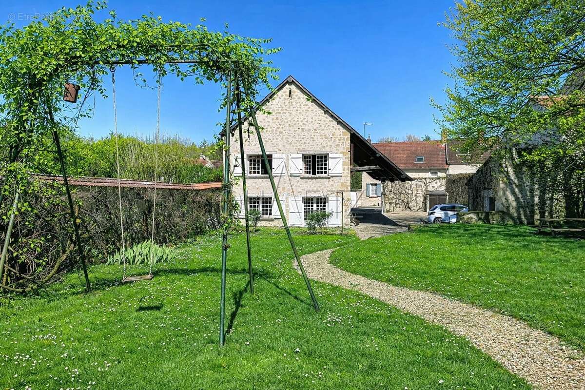 Fort potentiel pour cette vaste maison familiale - photo 2