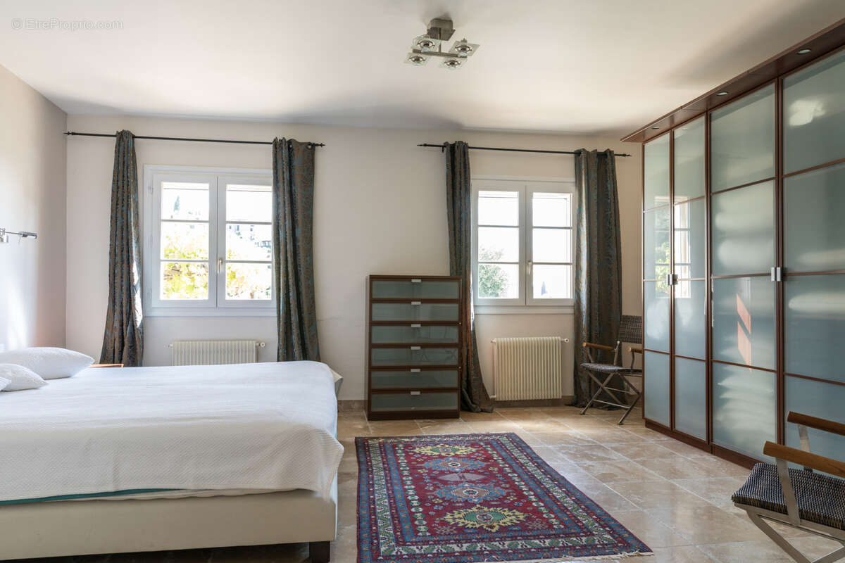 Maison à CHATEAUNEUF-GRASSE