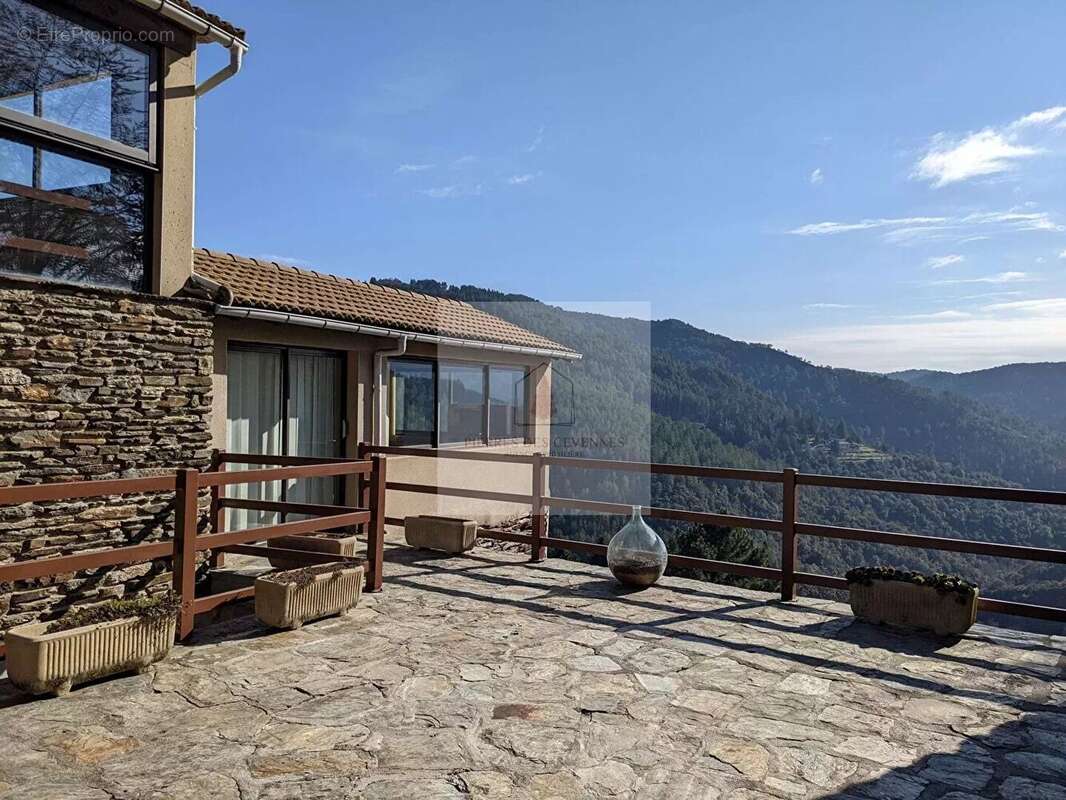 Maison à LE COLLET-DE-DEZE