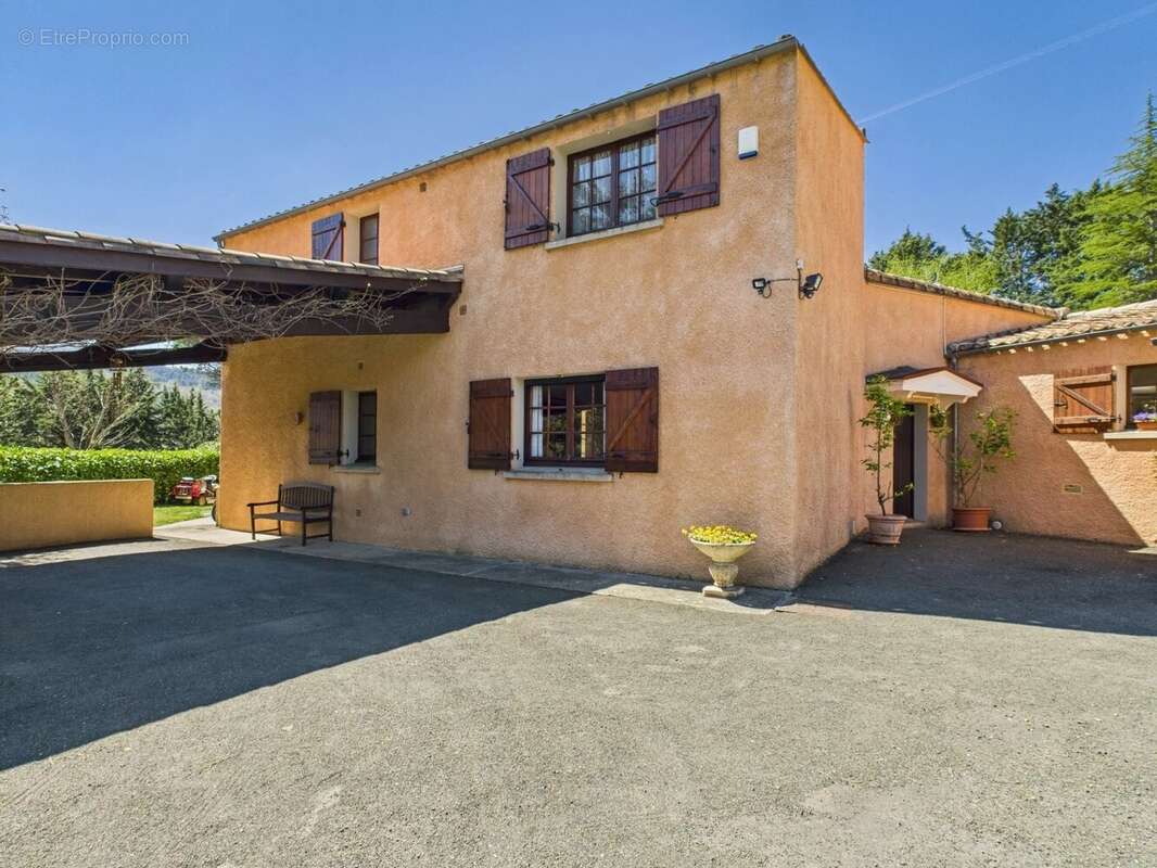 Belle Propriété Indépendante de 5 Chambres Avec Piscine, Vues et Garage - photo 13
