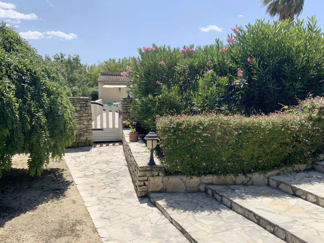 Villa de plain pied sur un terrain de 2300 m2 avec piscine. - photo 5