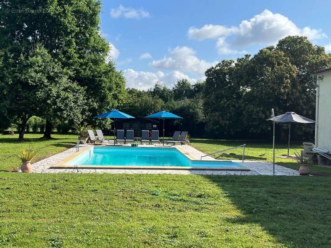 Maison à SAINT-GENIS-DE-SAINTONGE