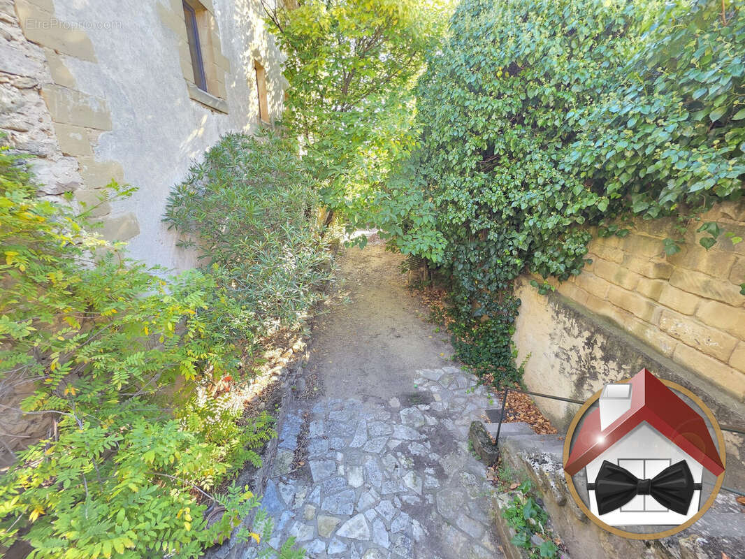 Appartement à MONTAREN-ET-SAINT-MEDIERS