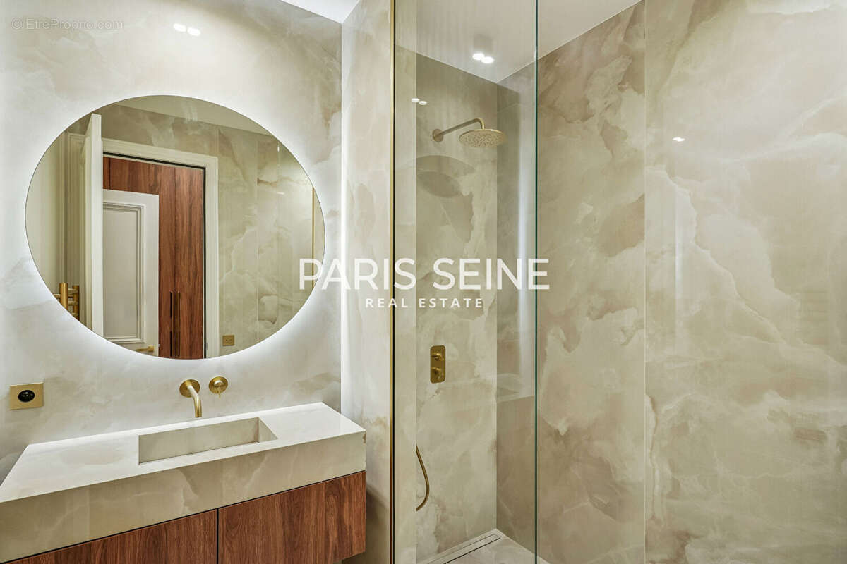 Appartement à PARIS-8E