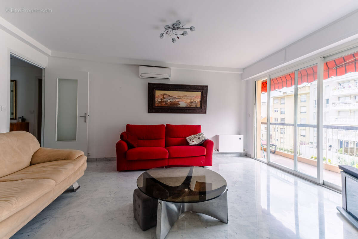 Appartement à SAINT-LAURENT-DU-VAR