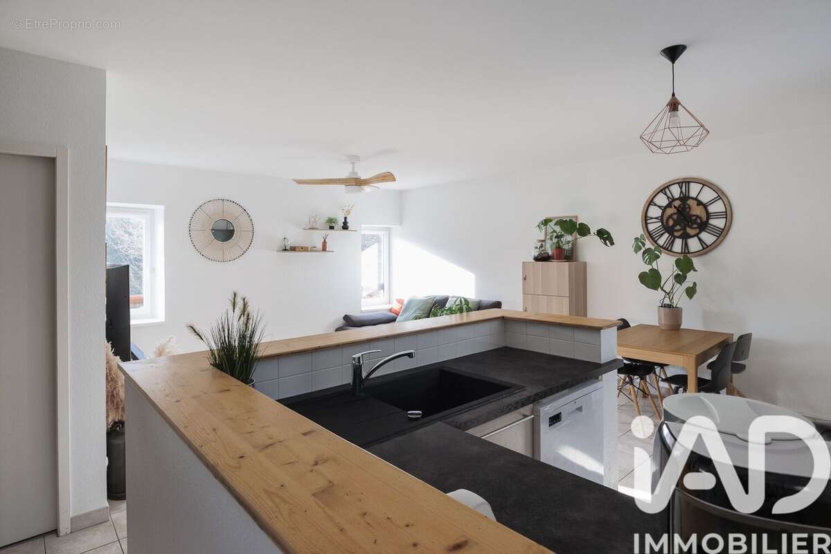 Photo 3 - Appartement à SAINT-GENIS-LES-OLLIERES