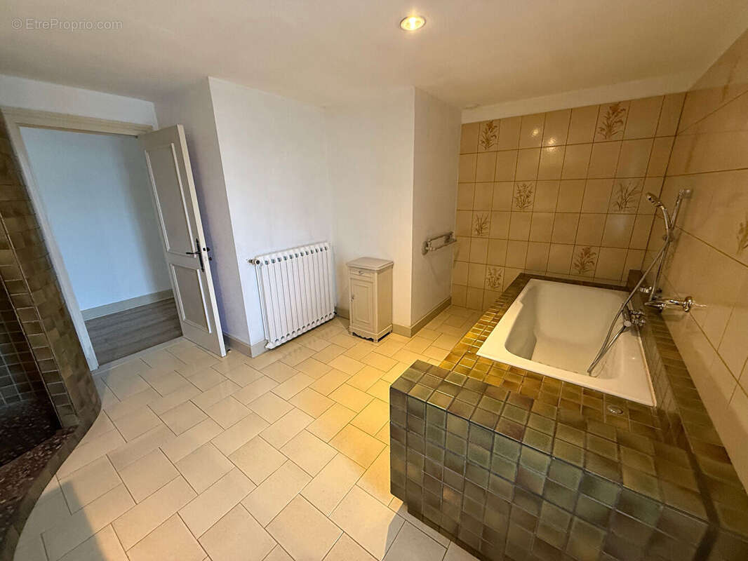 Maison à COMMELLE-VERNAY