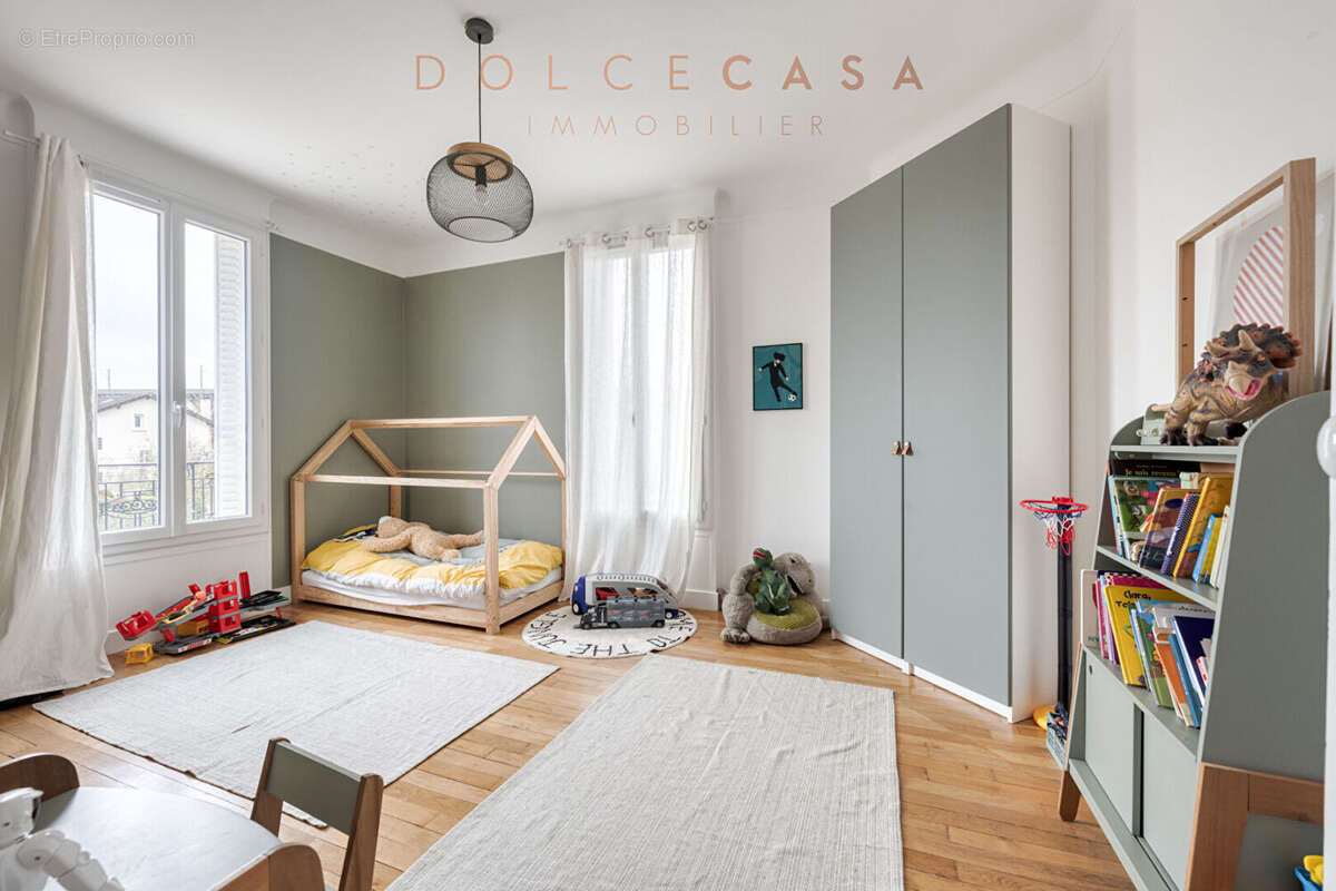 Limite NOGENT SUR MARNE - Maison de 210 m2 avec dépendance - photo 7