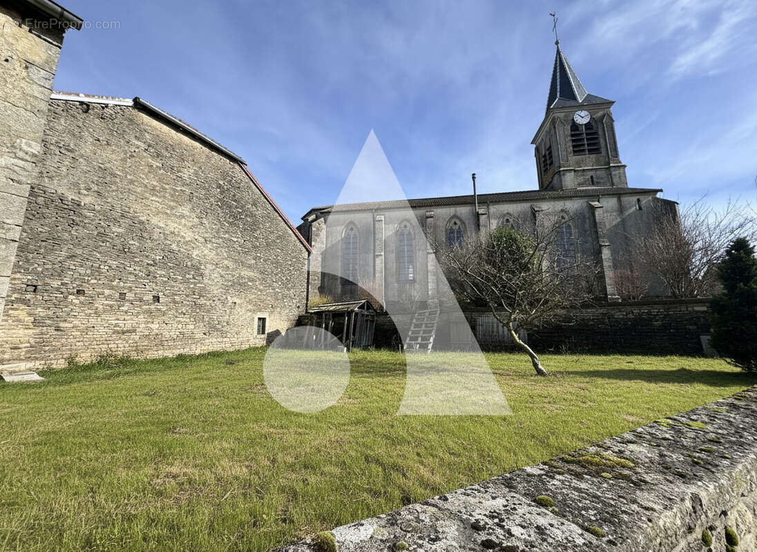 Maison avec volumes généreux et fort potentiel - Chermisey - photo 2