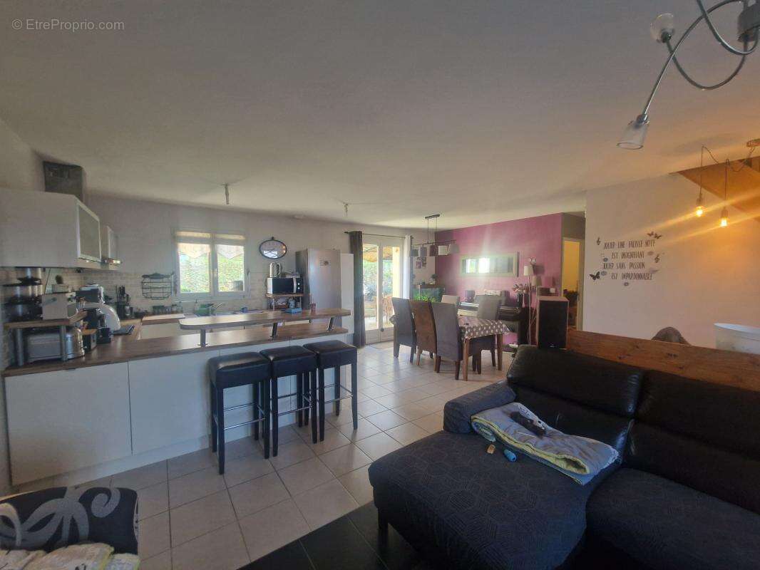 Maison à NUILLE-LE-JALAIS